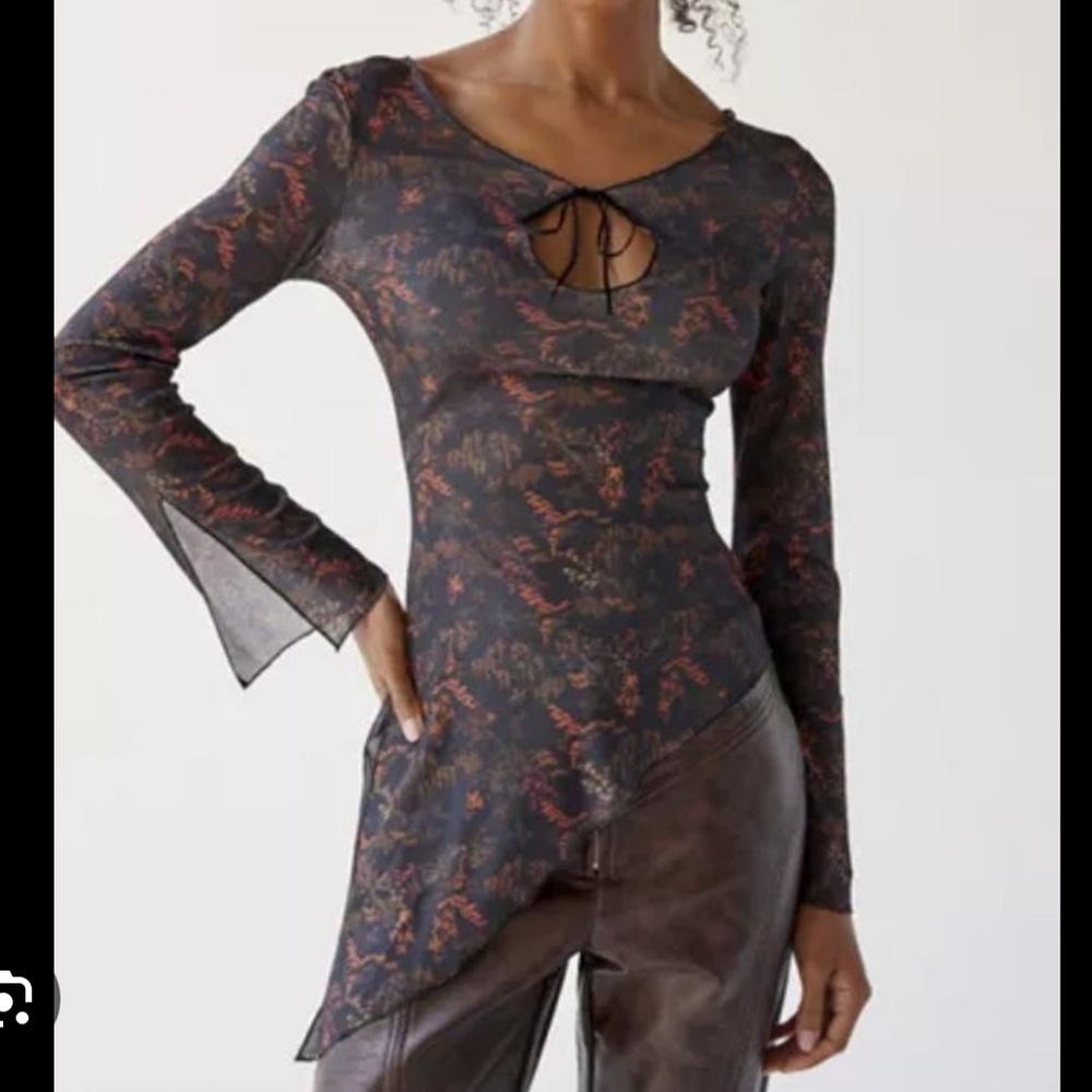 Urban Outfitters Carina Printed Asymmetrical Off-The-Shoulder Top